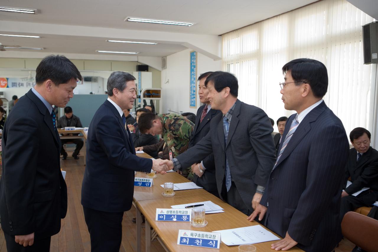 옥구읍 주민분들과 인사를 나누시는 송웅제 부시장님 5