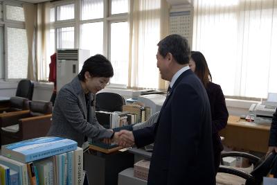 옥구읍 주민분들과 인사를 나누시는 송웅제 부시장님 2