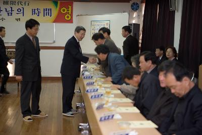 서수면 주민들과 인사를 나누시는 송웅재 부시장님 5