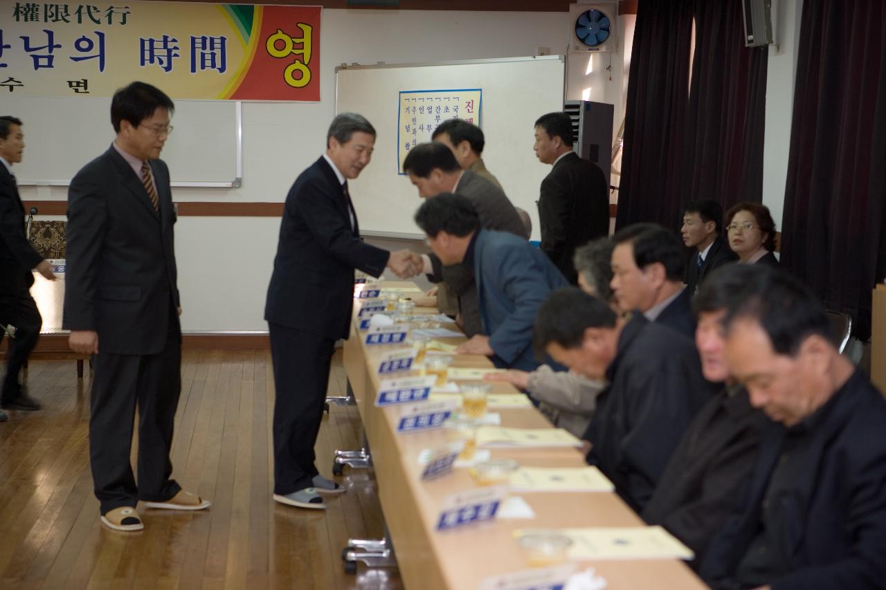 서수면 주민들과 인사를 나누시는 송웅재 부시장님 5