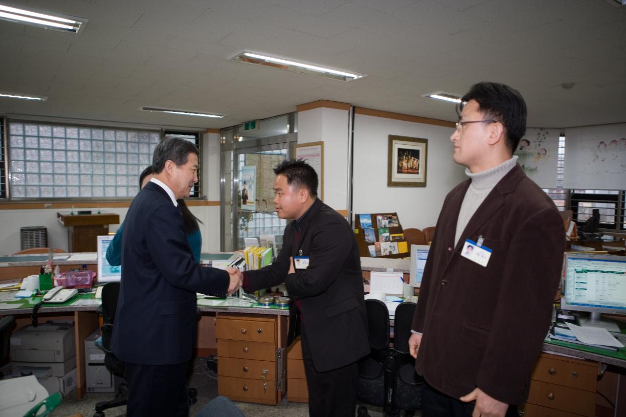 나운1동 관계자들과 인사를 나누시는 송웅재 부시장님 1