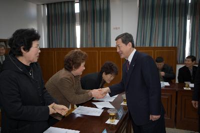 옥서면 주민들과 인사나누는 송웅재 부시장님 2