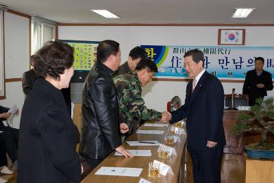 회현면 주민들과 인사를 나누시는 송웅재 부시장님 2