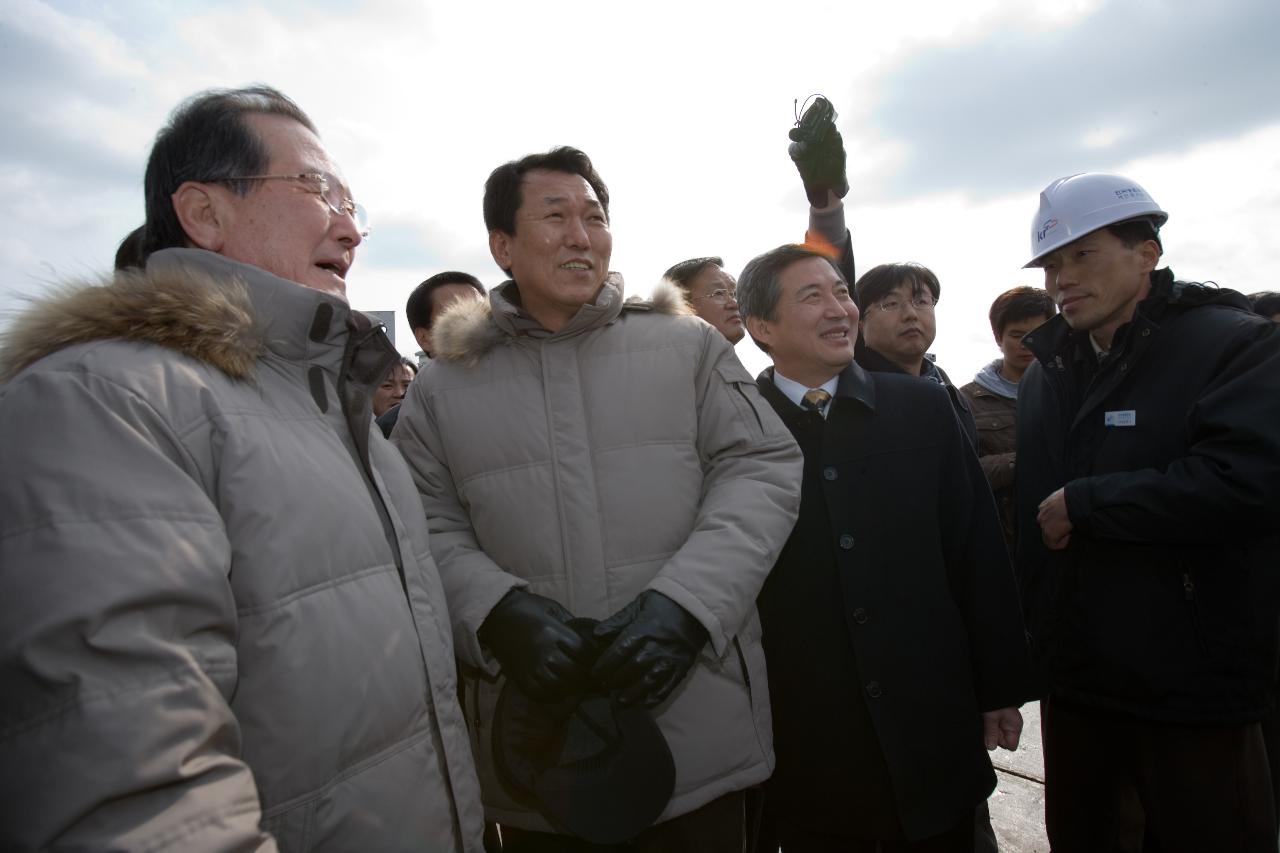 새만금 공사 현장에 방문하신 농림부 장관님과 인사분들 5