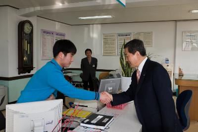 개정면 주민분들과 악수를 하시는 송웅재 부시장님 3