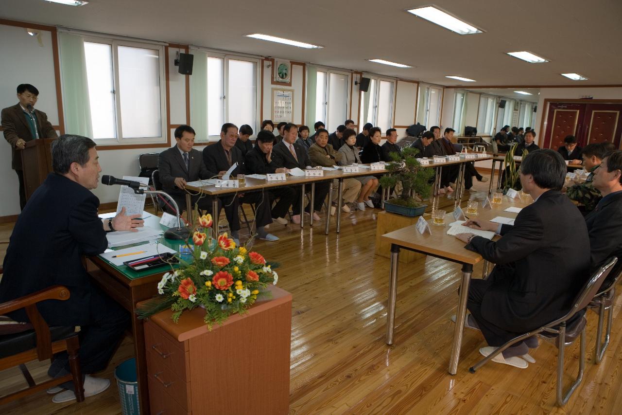 회현면 주민분들 앞에서 말씀을 하시는 송웅재 부시장님