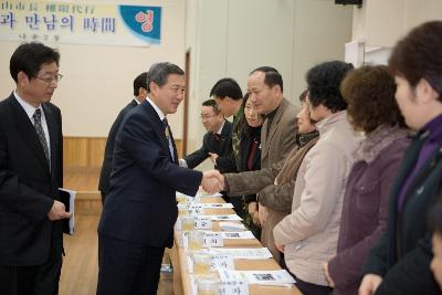 나운2동 주민들과 악수를 나누시는 송웅재 부시장님