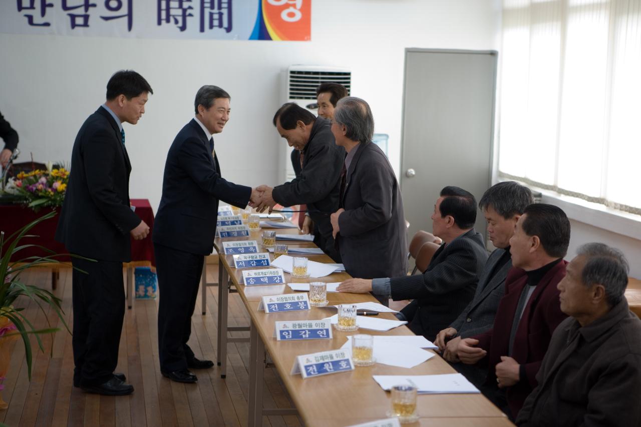 옥구읍 주민분들과 인사를 나누시는 송웅제 부시장님 3