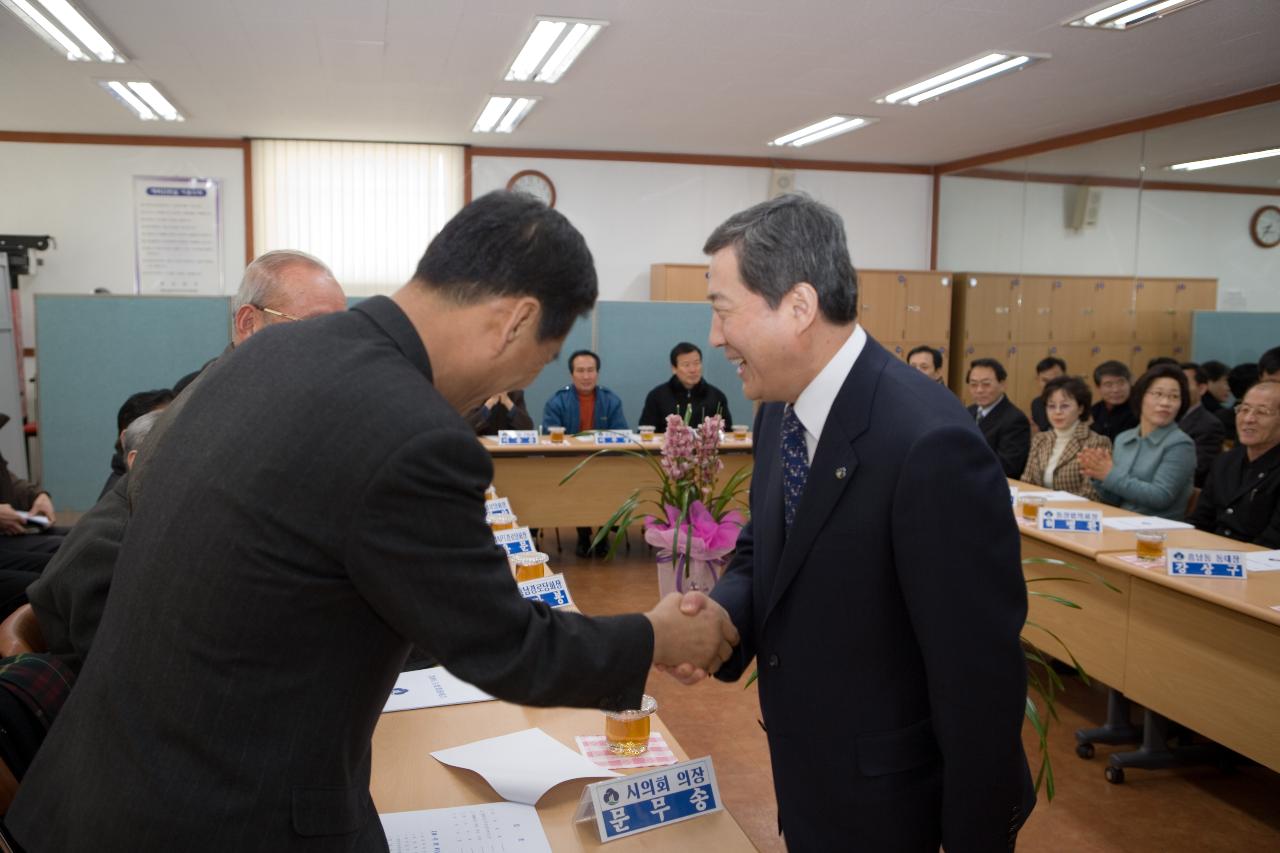 흥남동 주민분들과 인사를 나누시고있는 송웅재 부시장님 2