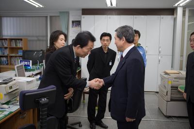 옥도면 주민분들과 인사를 나누시는 송웅재 부시장님 3