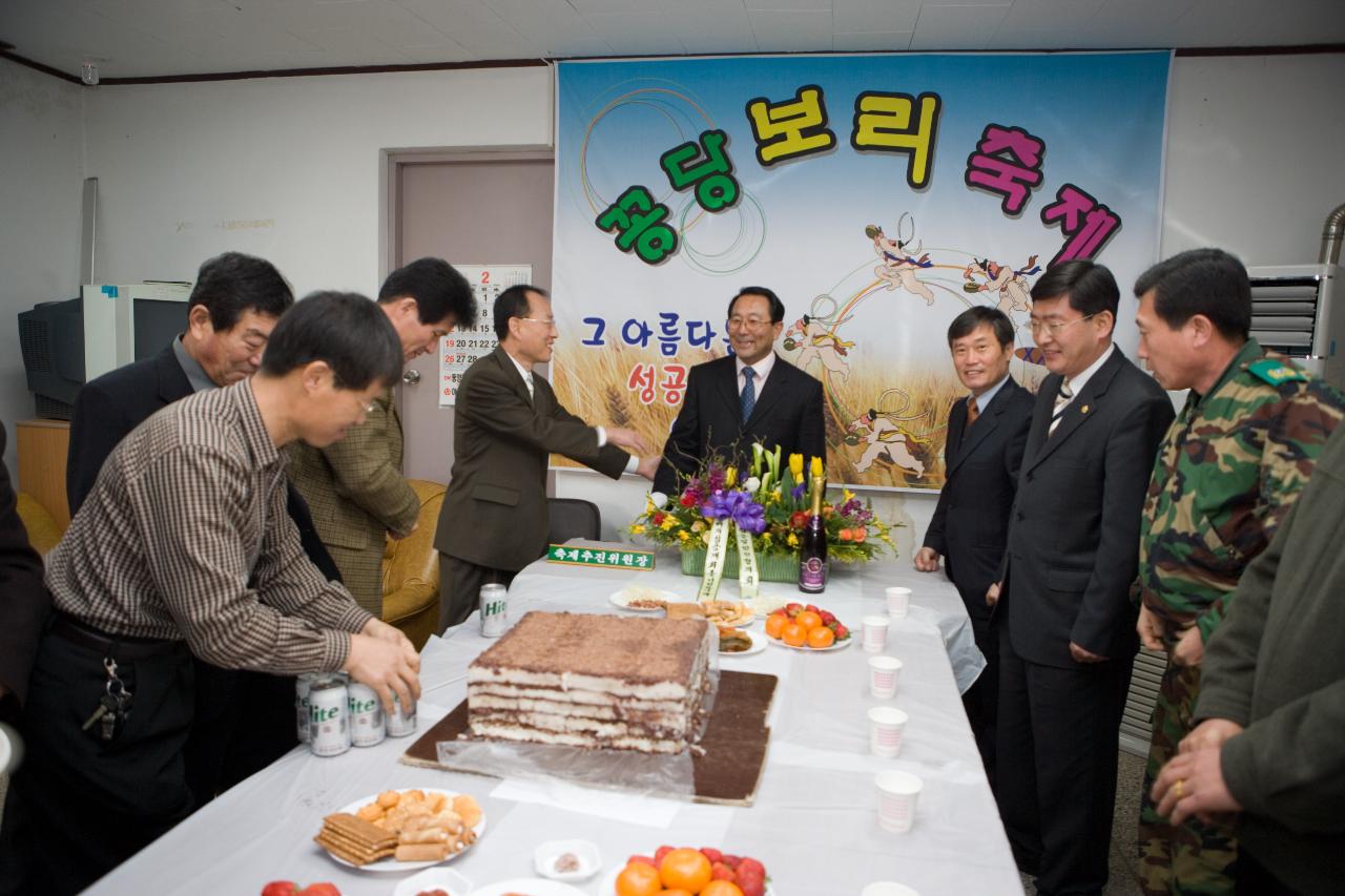 기쁜 얼굴로 웃고있는 관계자들