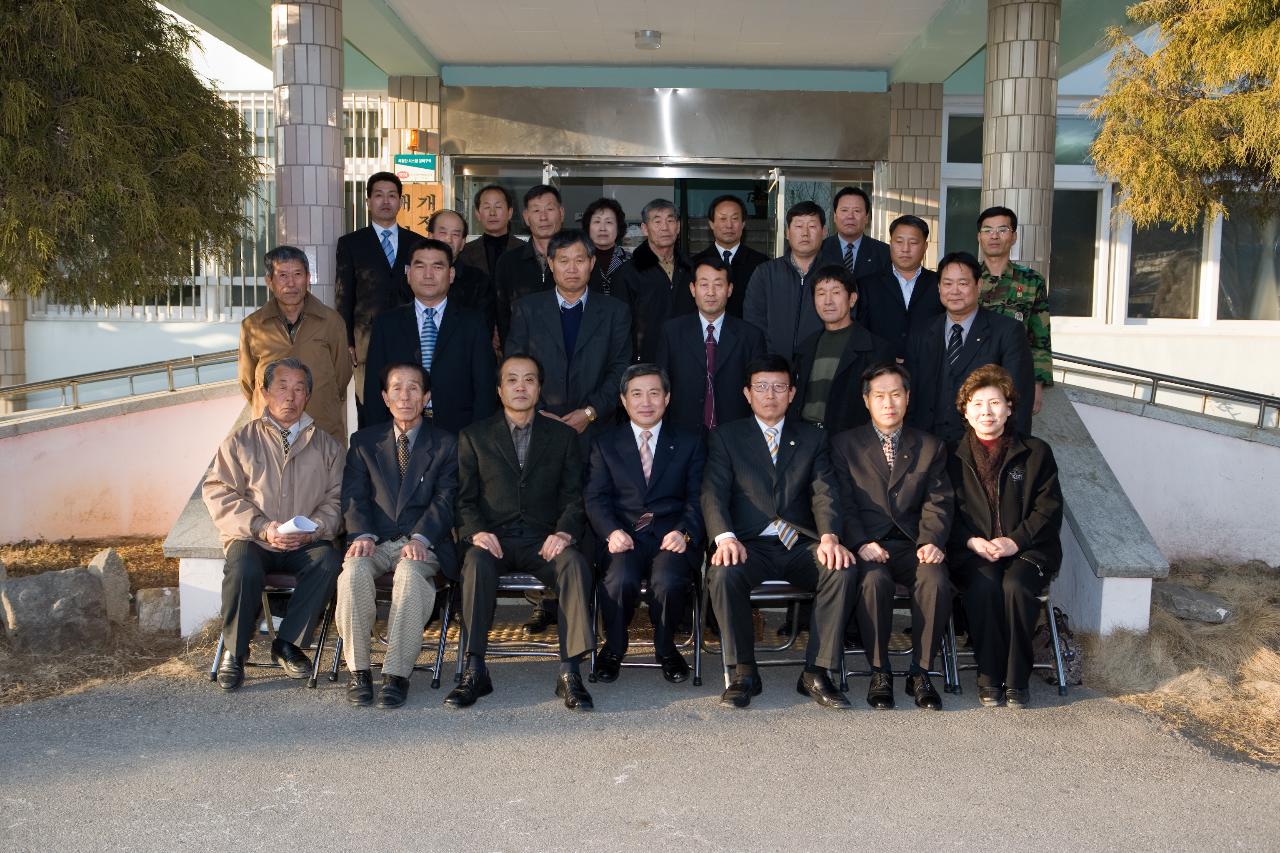 개정면 주민들과 함께 기념사진을 찍으시는 송웅재 부시장님