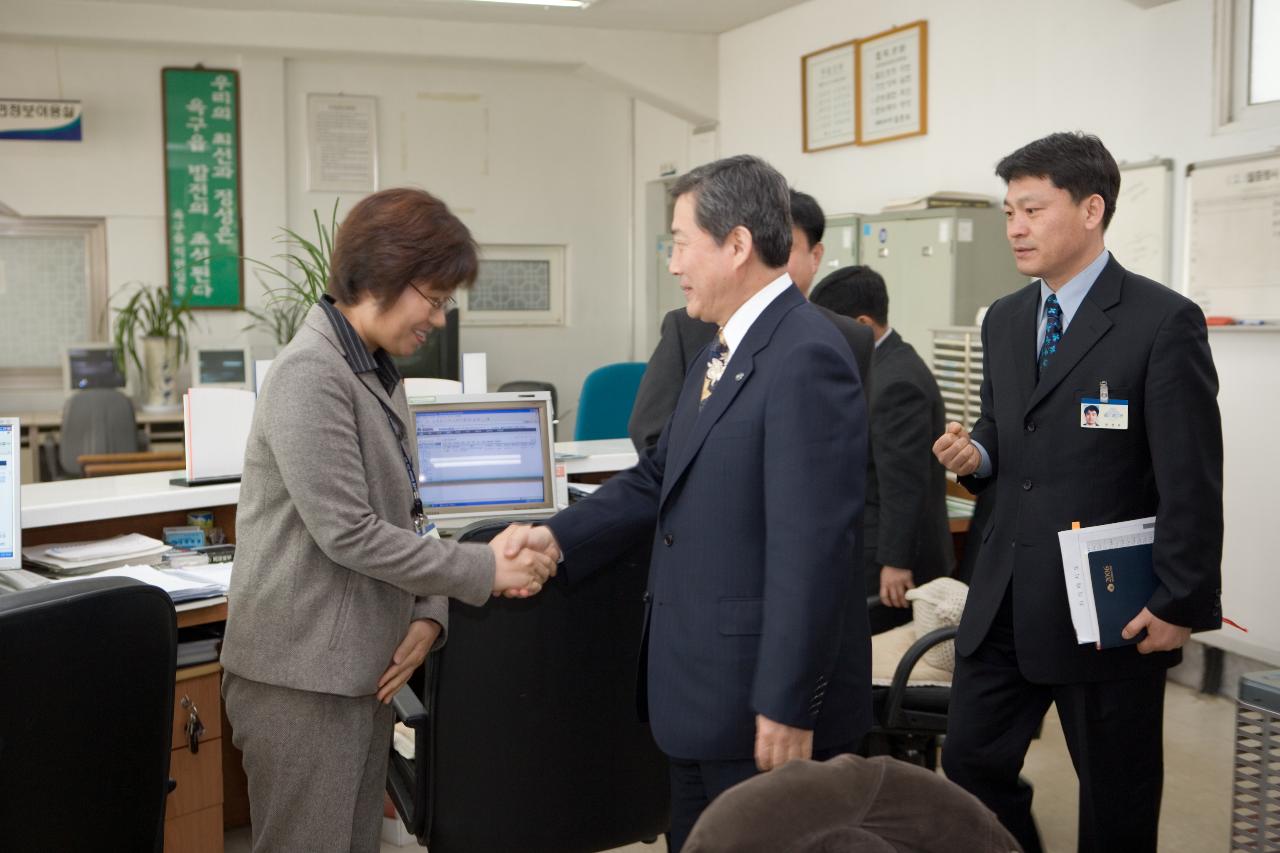 옥구읍 주민분들과 인사를 나누시는 송웅제 부시장님 1