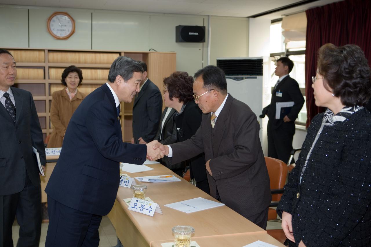 개정동 주민분들과 인사나누시는 송웅재 부시장님 7