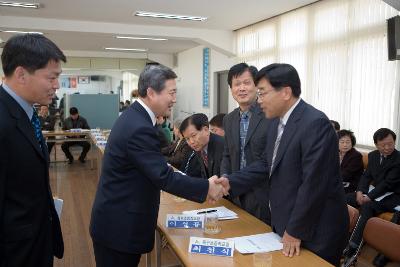 옥구읍 주민분들과 인사를 나누시는 송웅제 부시장님 6