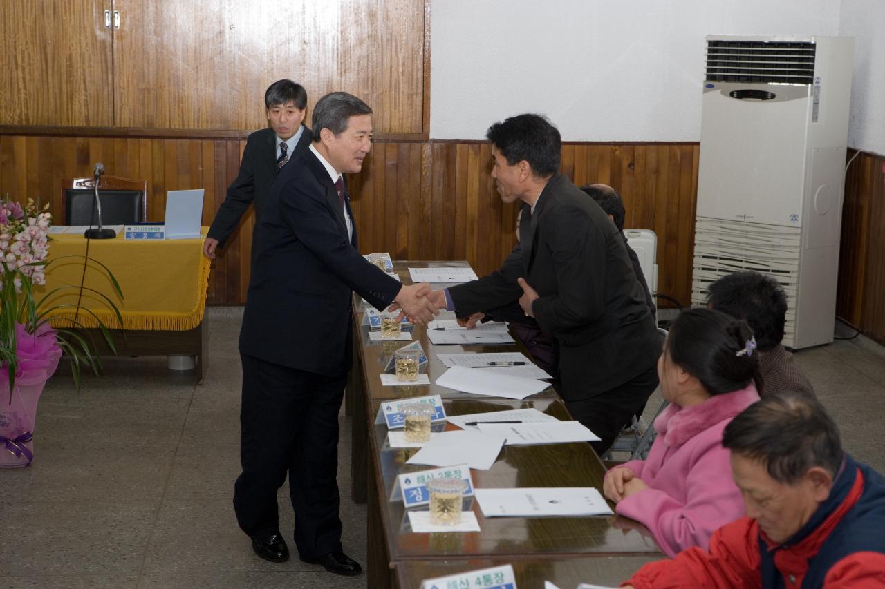 해신동 주민들과 인사를 나누시는 송웅재 부시장님 1