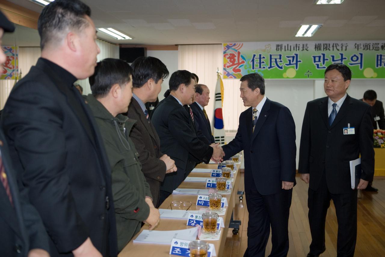 수송동 주민들과 인사를 나누시는 송웅재 부시장님 3