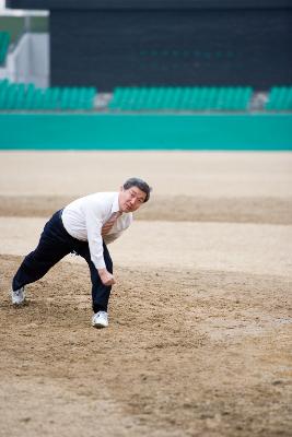 힘차게 시구를 하시는 송웅재 부시장님