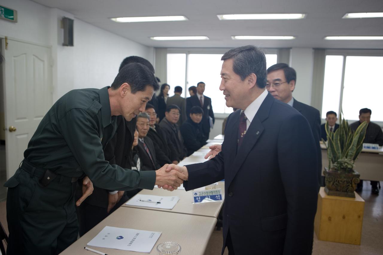 옥도면 주민분들과 인사를 나누시는 송웅재 부시장님 7