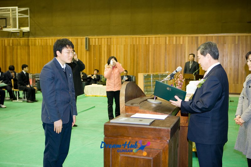 군산시홍보포털의 베스트사진 2006년 군산고등학교 졸업식 사진입니다