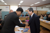 흥남동 주민분들과 인사를 나누시고있는 송웅재 부시장님 2사진(00002)