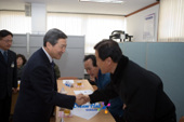 흥남동 주민분들과 인사를 나누시고있는 송웅재 부시장님 4사진(00004)