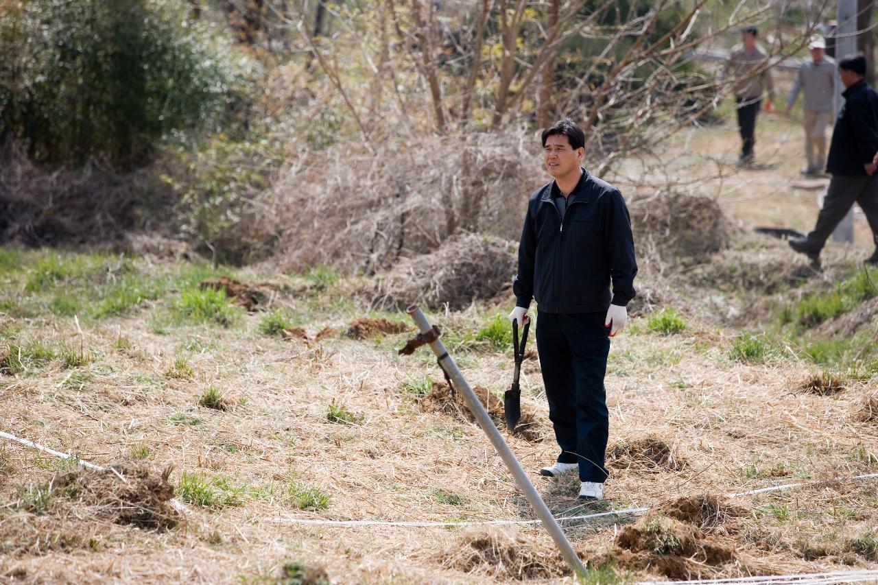 묘목 심을 자리를 파고계신 관계자분