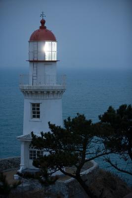 밤에 불을 밝히고 있는 어청도의 등대 12