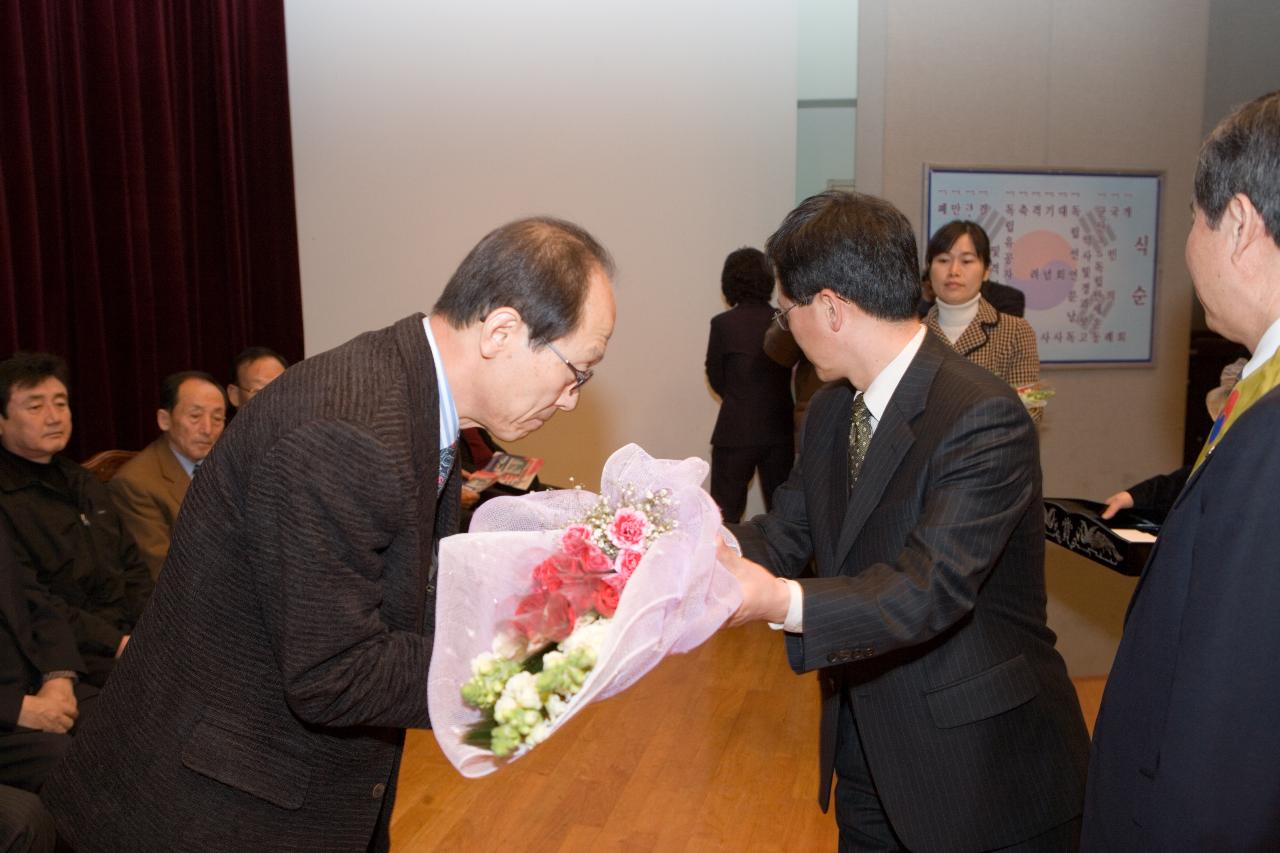 관계자분들께 꽃다발을 건네시는 송웅재 부시장님 2