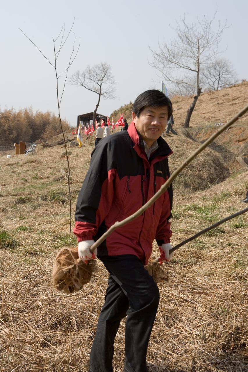 묘목을 들고계시는 관계자분