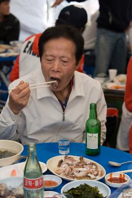 주꾸미를 맛있게 드시는 시민분들 3