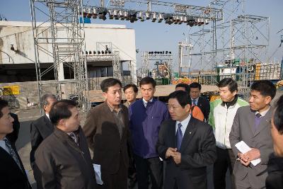 주꾸미 축체 현장에서 회의를 하고있는 부시장님과 관계자님들 9