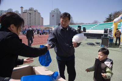 아빠와 아들이 야구 응원도구를 사는 모습