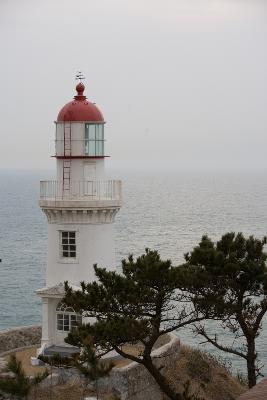 밤에 불을 밝히고 있는 어청도의 등대 7