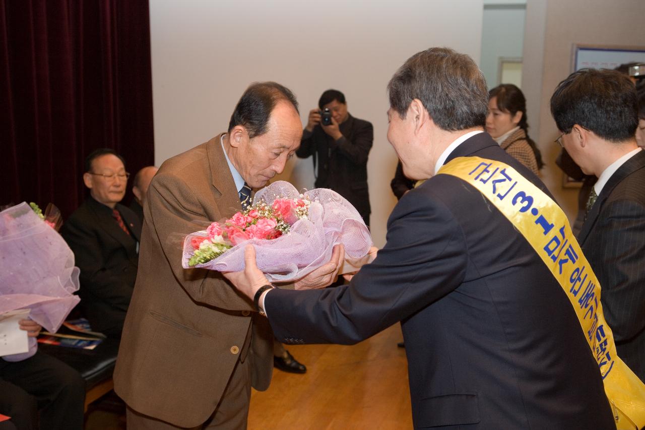 관계자분들께 꽃다발을 건네는 송웅재 부시장님 2