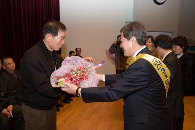 관계자분들께 꽃다발을 건네시는 송웅재 부시장님 4