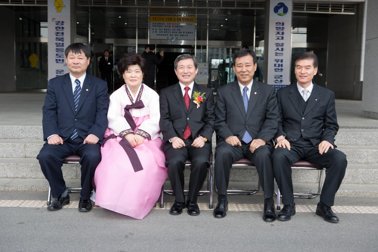 퇴임식이 끝나고 기념사진을 찍으시는 부시장님과 관계자분들 2