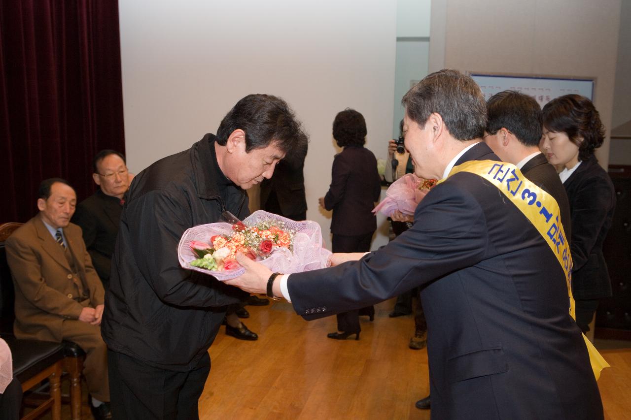 관계자분들께 꽃다발을 건네는 송웅재 부시장님 1