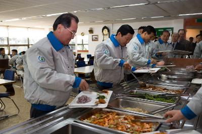 두산주류공장에서 밥을 드시는 의원님과 부시장님 3