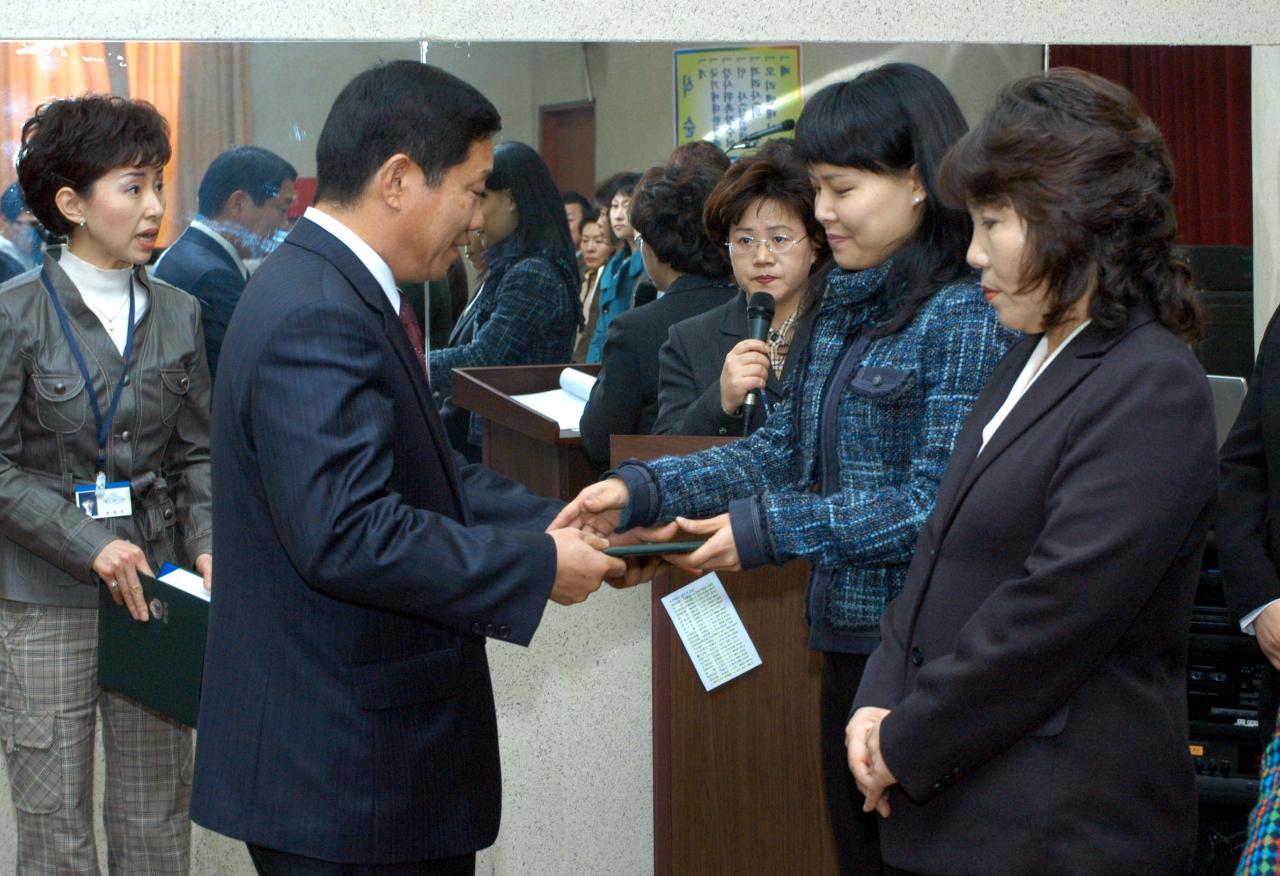 관계자분들과 악수를 나누는 장재식 부시장님