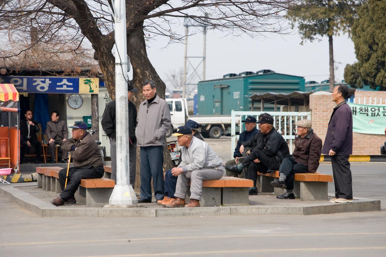 역전 근처에서 쉬고계시는 어르신들