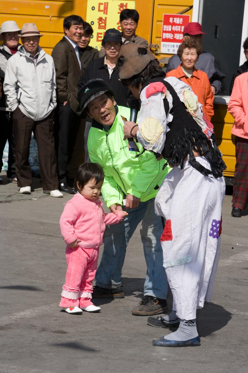 공연 중인 각설이와 시민분들