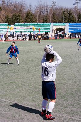 축구 경기 중 스로인을 하는 선수