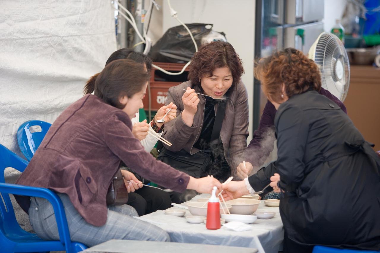 주꾸미를 맛있게 드시는 시민분들 1