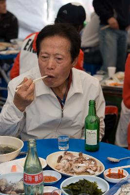 주꾸미를 맛있게 드시는 시민분들 4