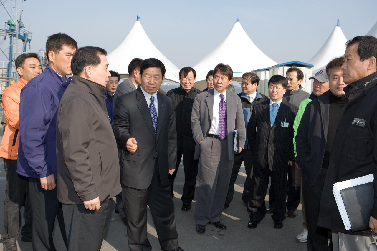 주꾸미 축체 현장에서 회의를 하고있는 부시장님과 관계자님들 1