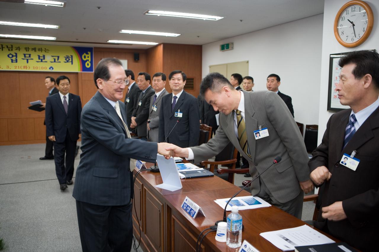 각계의원님들과 악수를 나누시는 도지사님 4