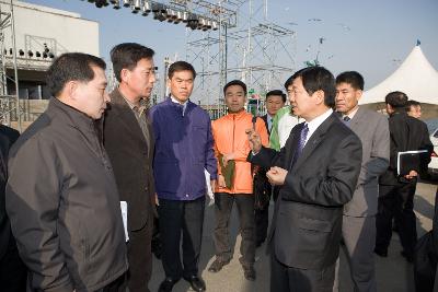 주꾸미 축체 현장에서 회의를 하고있는 부시장님과 관계자님들 12