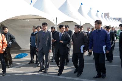 축제 관련 대화를 나누며 걷고 계시는 부시장님과 관계자분들 5