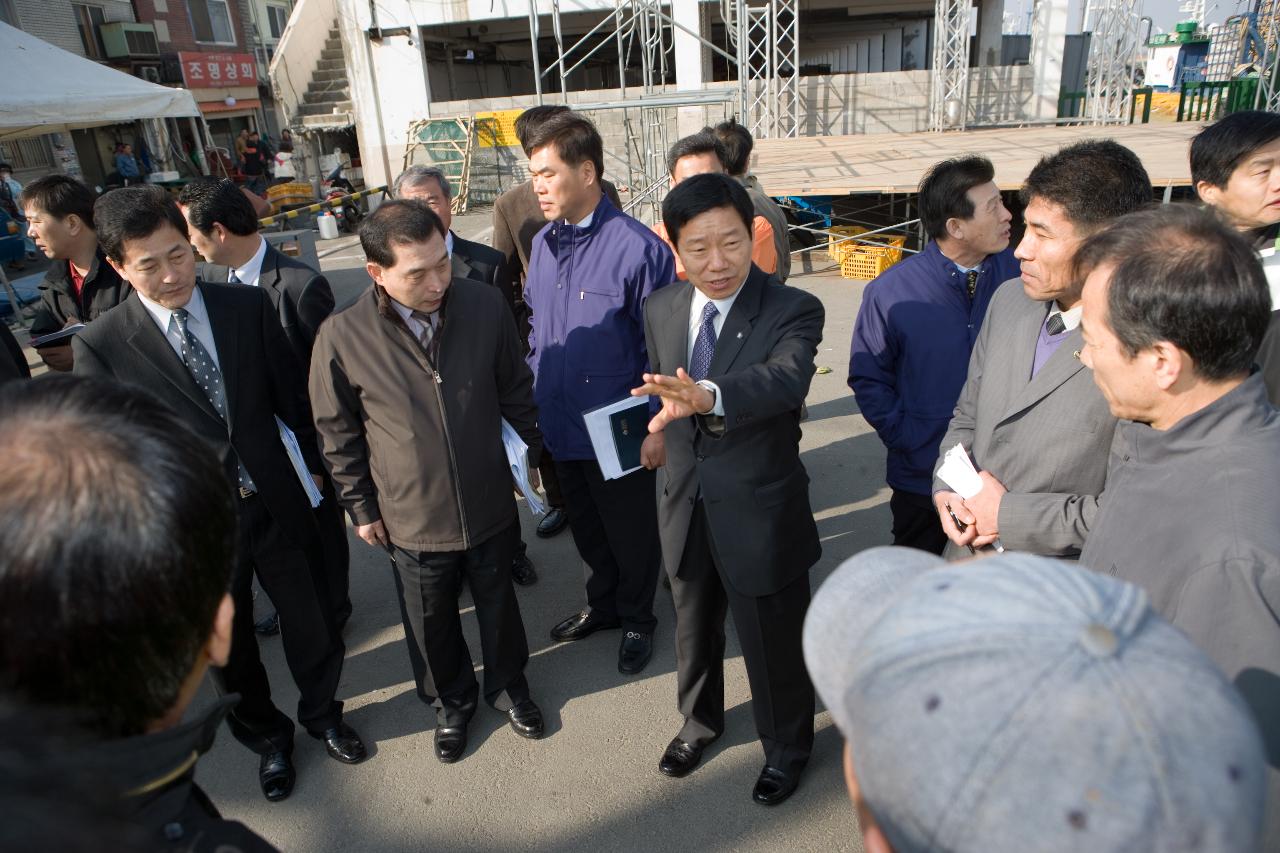 주꾸미 축체 현장에서 회의를 하고있는 부시장님과 관계자님들 4